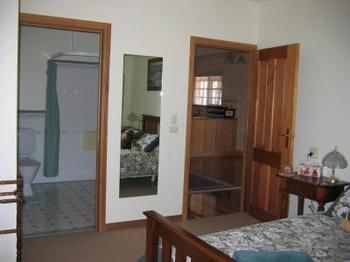 Buttercup Cottage & Private Apartment - Accommodation Newcastle 4