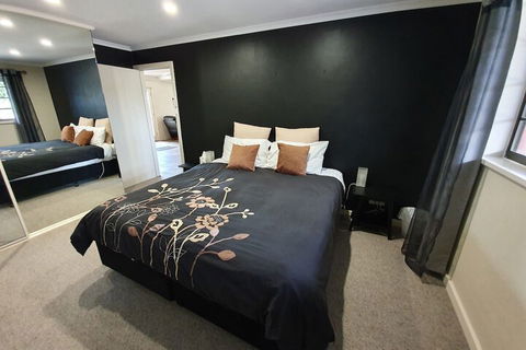 Under The Vines - Accommodation Newcastle 2