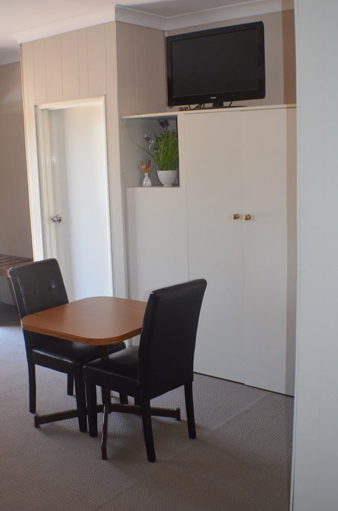 Deer Park Motor Inn - Accommodation Newcastle 4