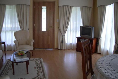 Carolynnes Cottages - Accommodation Newcastle 3