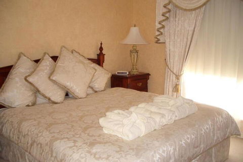 Carolynnes Cottages - Accommodation Newcastle 7