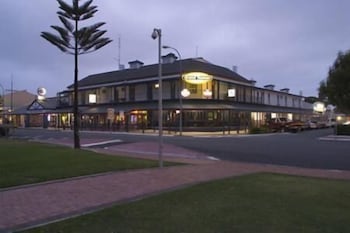 Grand Tasman Hotel - Accommodation Newcastle 0
