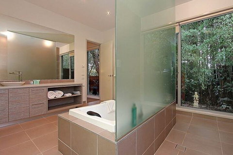 Limetree Hideaway - Accommodation Newcastle 4