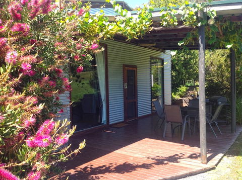 Valley Farm Vineyard Cottages - Accommodation Newcastle 6