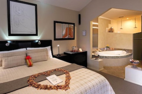 Riverview Rise Retreats - Accommodation Newcastle 0