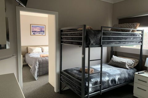 Aalberg Chalet - Accommodation Newcastle 5