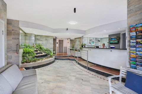 Beachside Resort - Kawana Waters - Accommodation Newcastle 4