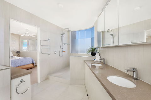 Beachside Resort - Kawana Waters - Accommodation Newcastle 6
