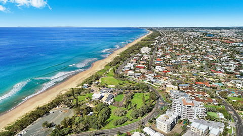 Beachside Resort - Kawana Waters - Accommodation Newcastle 1