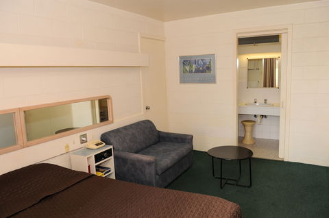 The Peninsula Motor Inn - Accommodation Newcastle 6