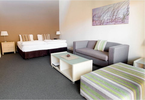 Nautilus Beachfront Villas & Spa - Accommodation Newcastle 3