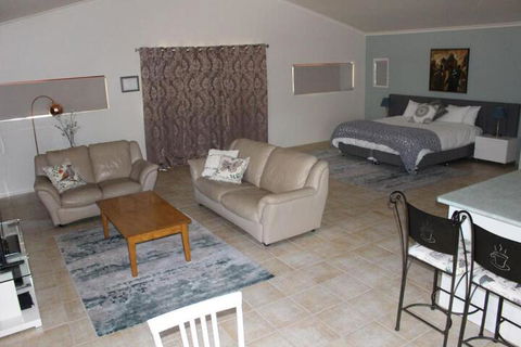 Granite Gardens Cottages & Lake Retreat - Accommodation Newcastle 5
