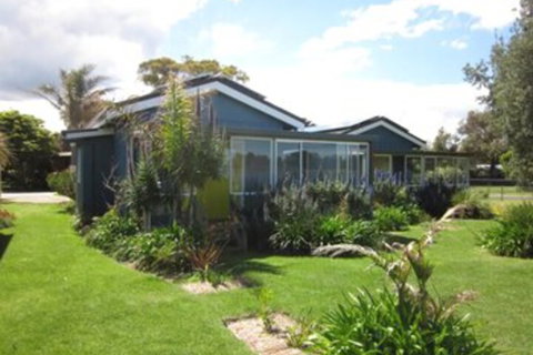 Lakes Waterfront Motel & Holiday Cottages - Accommodation Newcastle 1