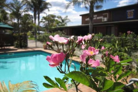 Lakes Waterfront Motel & Holiday Cottages - Accommodation Newcastle 2