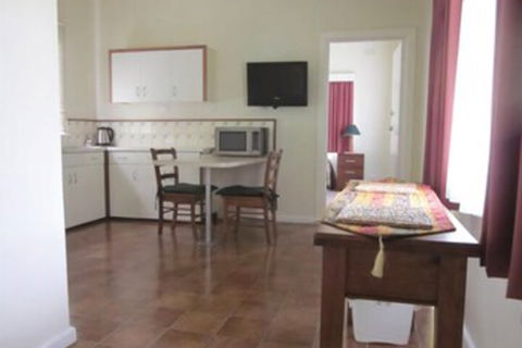 Lakes Waterfront Motel & Holiday Cottages - Accommodation Newcastle 6