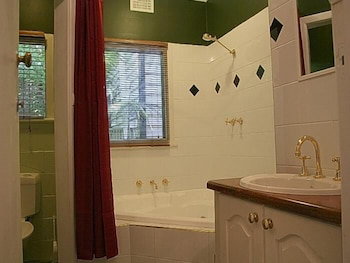 Tudor Cottages Mt Dandenong - Accommodation Newcastle 6