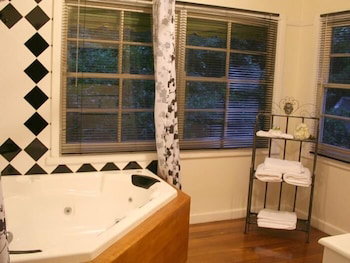 Tudor Cottages Mt Dandenong - Accommodation Newcastle 4