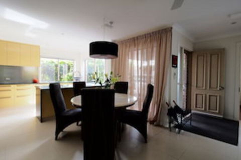 Akai Hana - Accommodation Newcastle 0