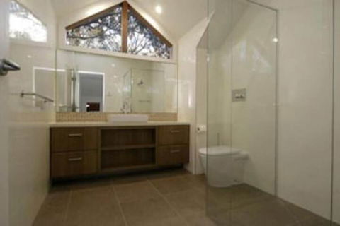 Blue Ice - Accommodation Newcastle 6