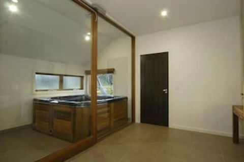 Blue Ice - Accommodation Newcastle 3