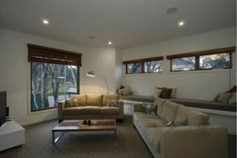 Blue Ice - Accommodation Newcastle 7