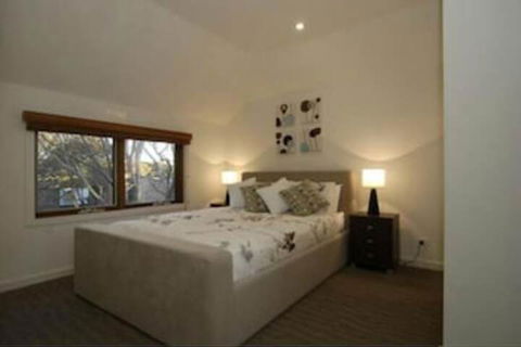 Blue Ice - Accommodation Newcastle 4