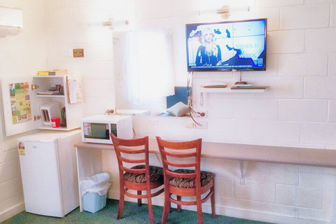 A & A Lodge Motel Emerald - Accommodation Newcastle 6
