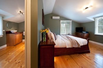 Finlie - Accommodation Newcastle 0