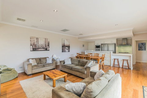 Ocean Keys Cottage - Accommodation Newcastle 7