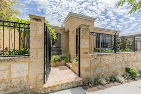 Ocean Keys Cottage - Accommodation Newcastle 0