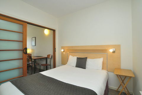 Lennox Holiday Apartments - Accommodation Newcastle 5