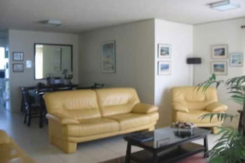 Estoril On Moffat - Accommodation Newcastle 7