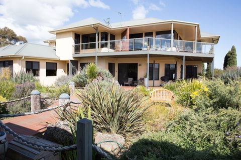 Hilltop Apartments Phillip Island - Accommodation Newcastle 3