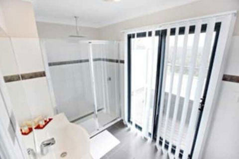 Scarlet Woods Chalets - Accommodation Newcastle 6