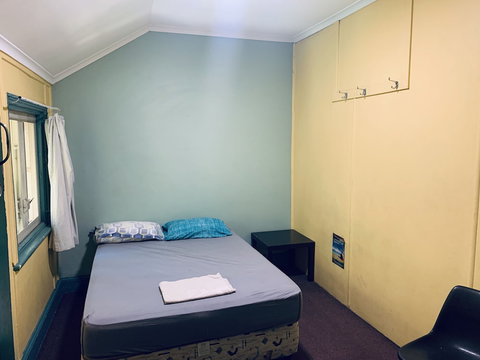 Yellow Submarine Backpackers - Accommodation Newcastle 0