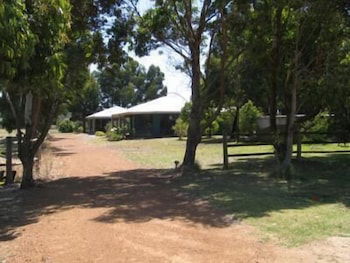 Cosy Corner Chalets - Accommodation Newcastle 4