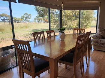 Cosy Corner Chalets - Accommodation Newcastle 6