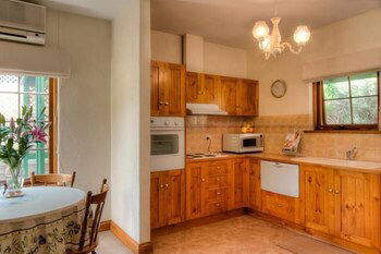 Country Pleasures B&B - Accommodation Newcastle 6