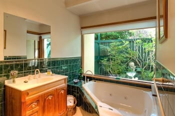 Country Pleasures B&B - Accommodation Newcastle 4