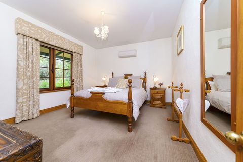 Country Pleasures B&B - Accommodation Newcastle 3