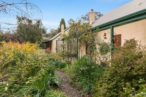 Country Pleasures B&B - Accommodation Newcastle 5