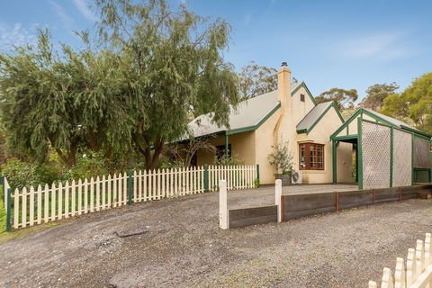 Country Pleasures B&B - Accommodation Newcastle 0