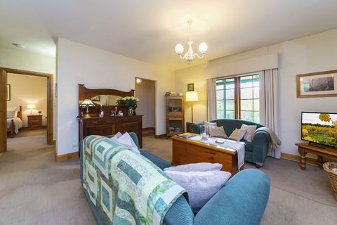 Country Pleasures B&B - Accommodation Newcastle 2