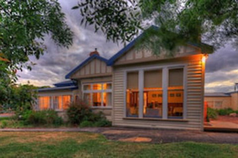 Acacia Bed & Breakfast - Accommodation Newcastle 0