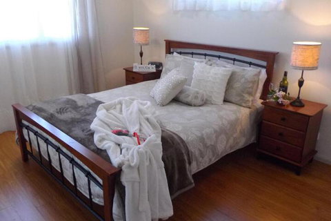 Tinaroo Sunset Retreat - Accommodation Newcastle 7