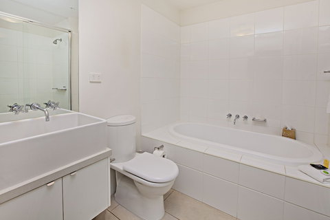 Waterfront Melbourne Apartments - Accommodation Newcastle 3