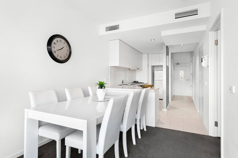 Waterfront Melbourne Apartments - Accommodation Newcastle 2