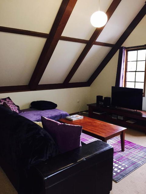 Dancing Waters Cottage - Accommodation Newcastle 3