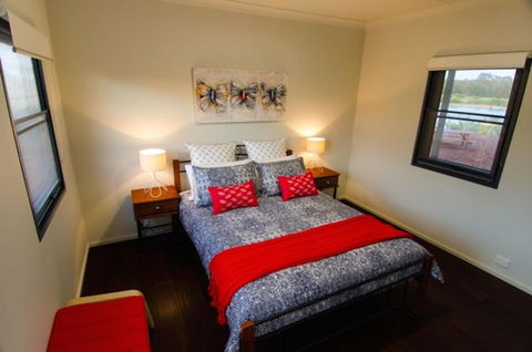 Kooyar Mia - Accommodation Newcastle 6