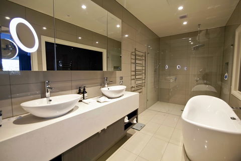 Lorne Hotel - Accommodation Newcastle 4